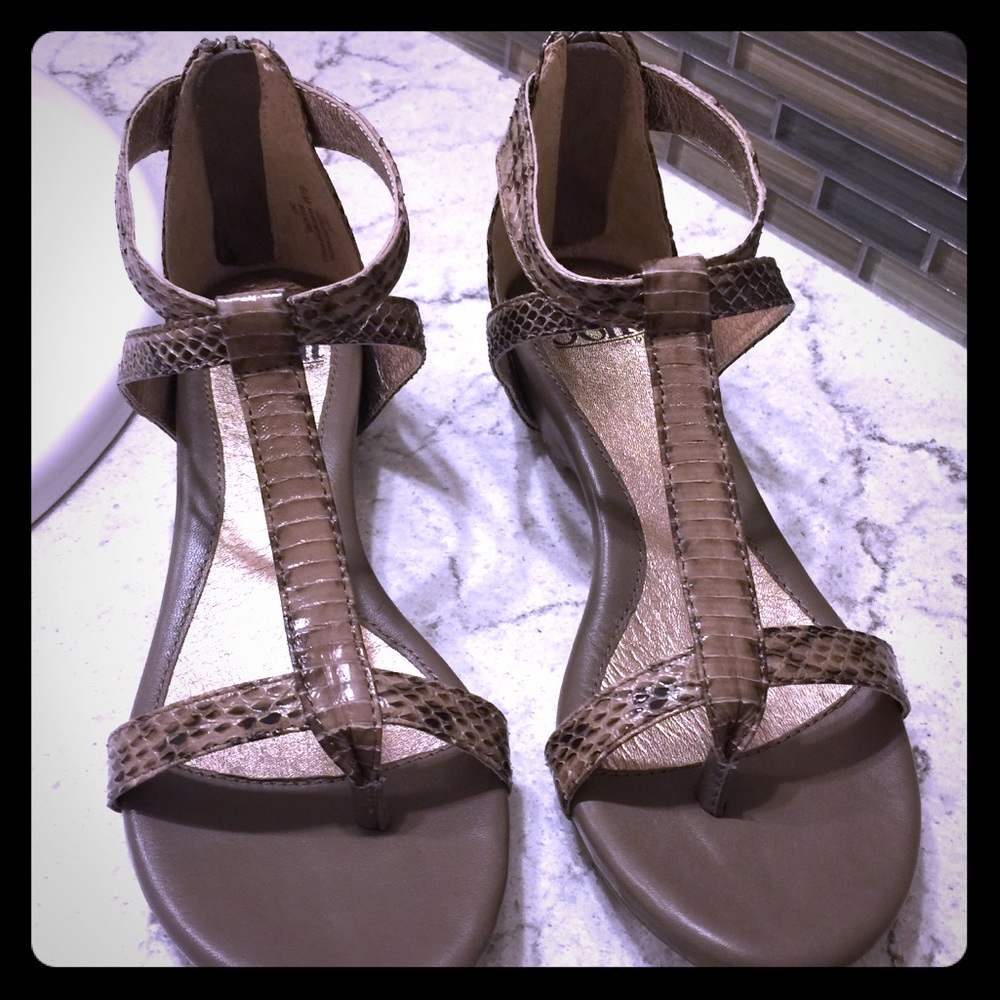 Soffit Ravia Sand Snake Sandals. Size: 6.5 M